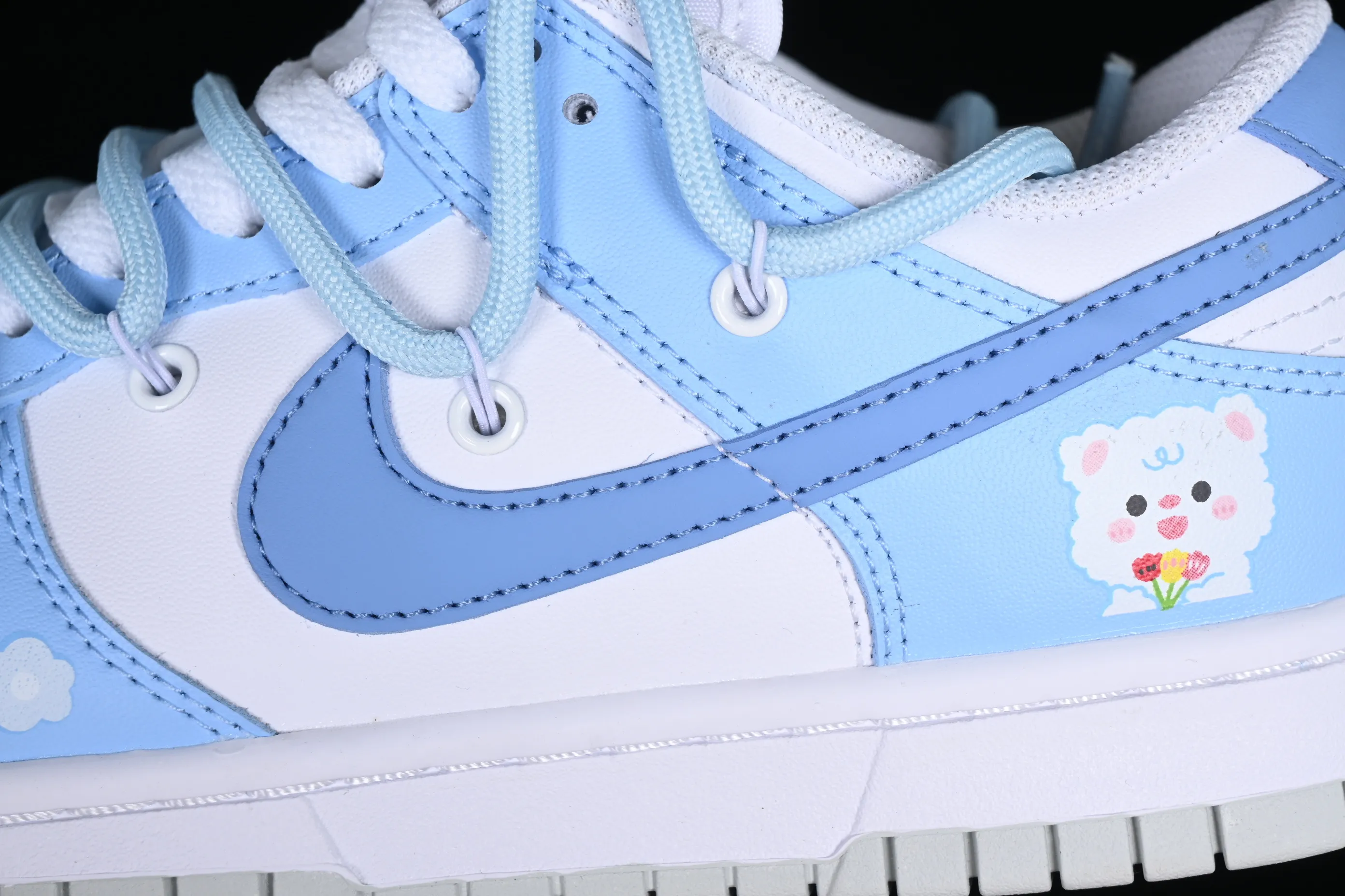All Categories Nk SB Dunk Series Nk SB Dunk Low Low-top sneakers Nk Dunk Low Happy Bear White and blue cute girl SB deconstructed double shoelace low-top casual sneakers DH9765-102